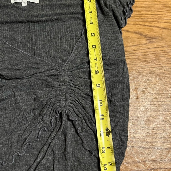 Gray Ribbed Ruched V-Neck Crop Top - Picture 4 of 4